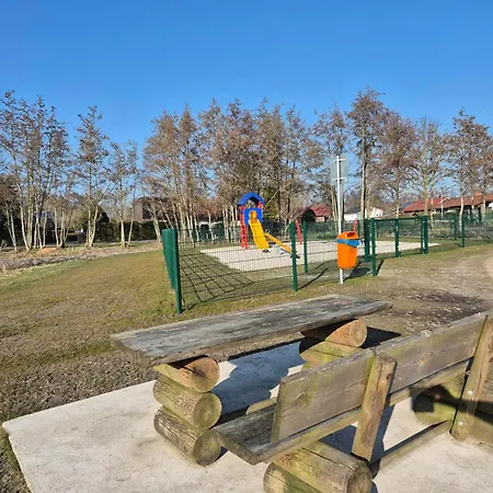Nagelneues Mit Spielbereich Und Garten Feriehus *