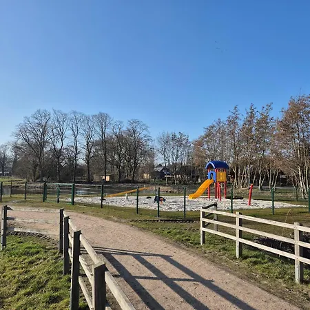 Nagelneues Mit Spielbereich Und Garten