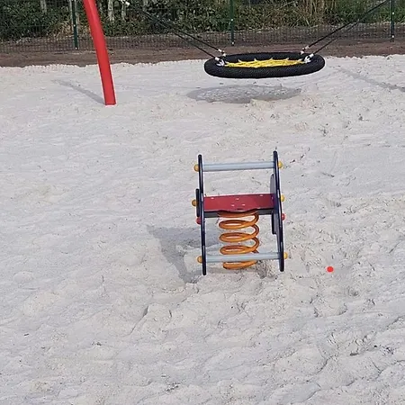 Nagelneues Mit Spielbereich Und Garten