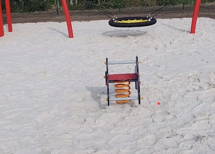 Nagelneues Mit Spielbereich Und Garten